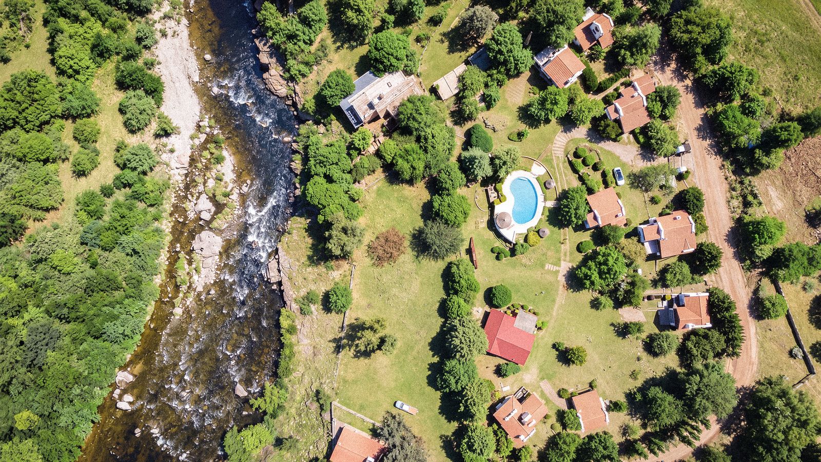 Vista aérea del complejo y el río Santa Rosa